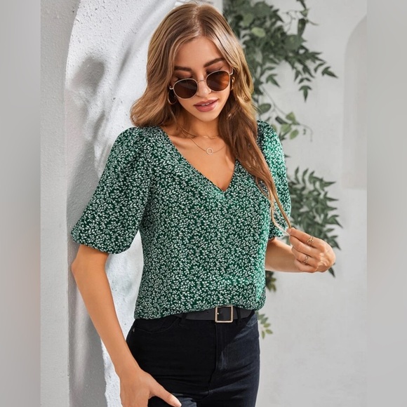 Green top large puff sleeve all over print - Picture 3 of 6